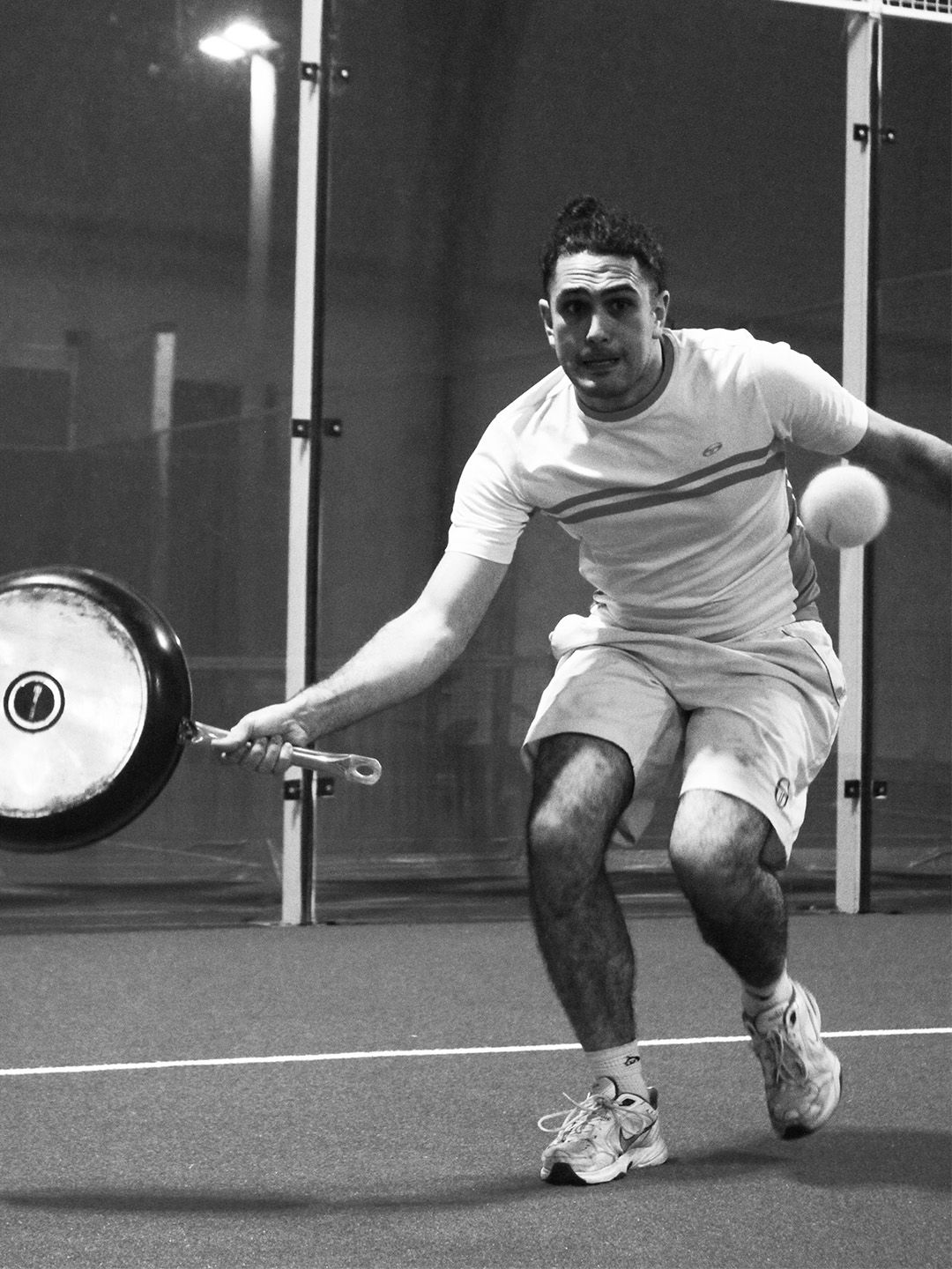 Lorenzo Perrucci gioca a padel con una padella, serie Padel
